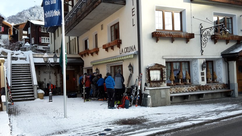 EWF-Skiwoche 2016 - 1 - Bereitmachen vor dem Hotel Cruna